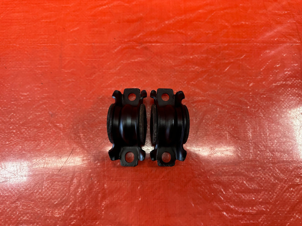 08 15 INFINITI G37 & Q60 COUPE   LEFT & RIGHT REAR SWAY BAR BRACKETS   OEM #1886