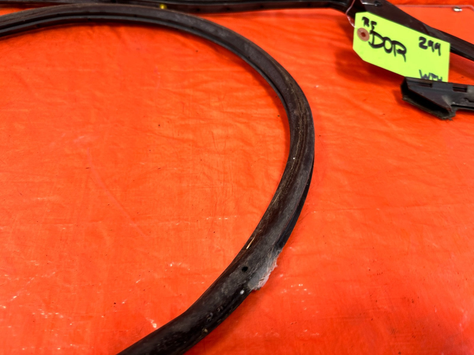 10 16 HYUNDAI GENESIS COUPE RIGHT LOWER DOOR WEATHER STRIP RUBBER SEAL 2996