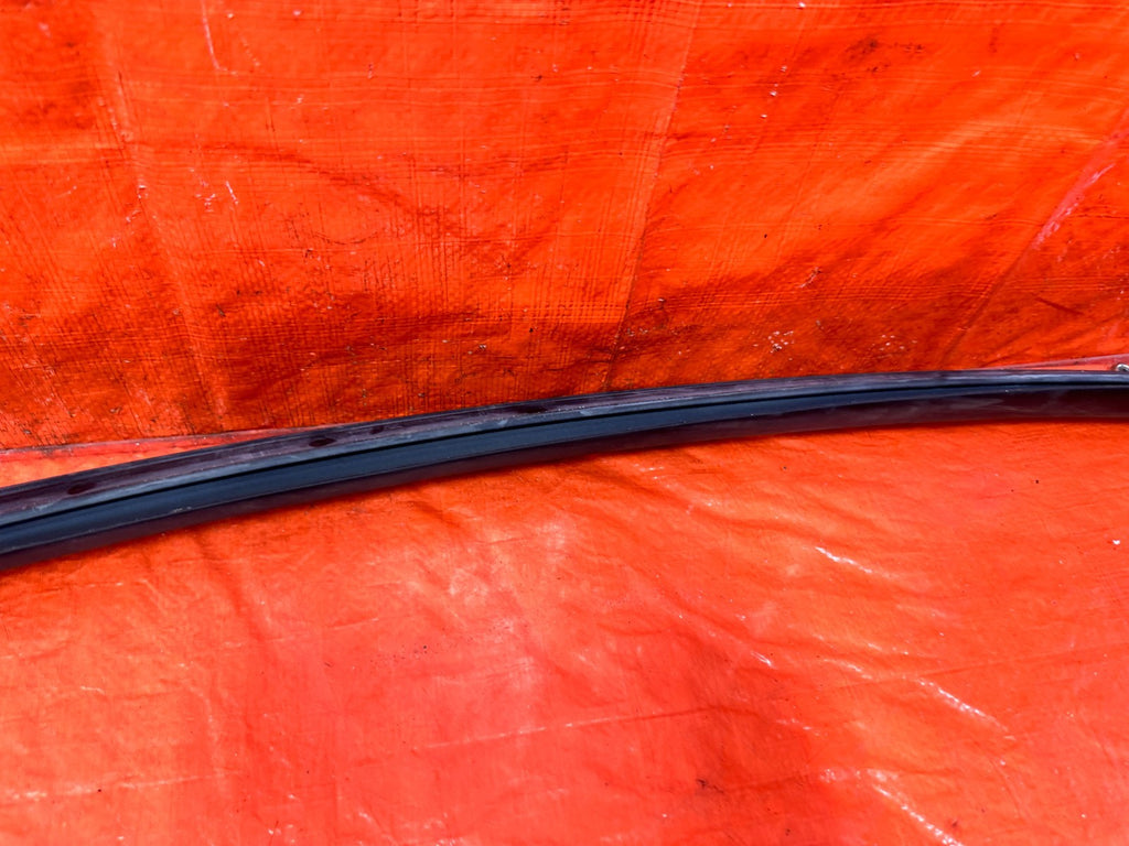 10 16 HYUNDAI GENESIS COUPE   RIGHT DOOR UPPER WEATHER STRIP SEAL OEM #29910
