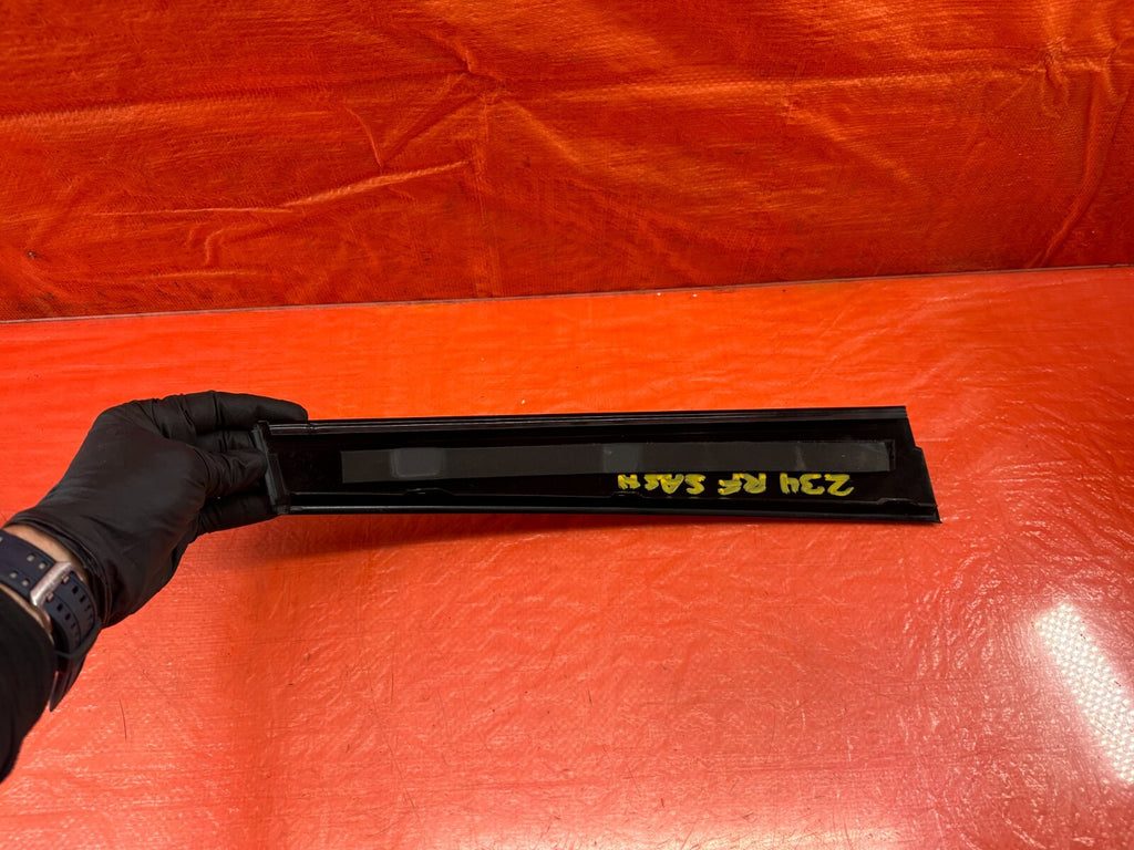 04 08 ACURA TL PASSENGER RIGHT FRONT   DOOR SASH PLASTIC TRIM   OEM FACTORY #2345
