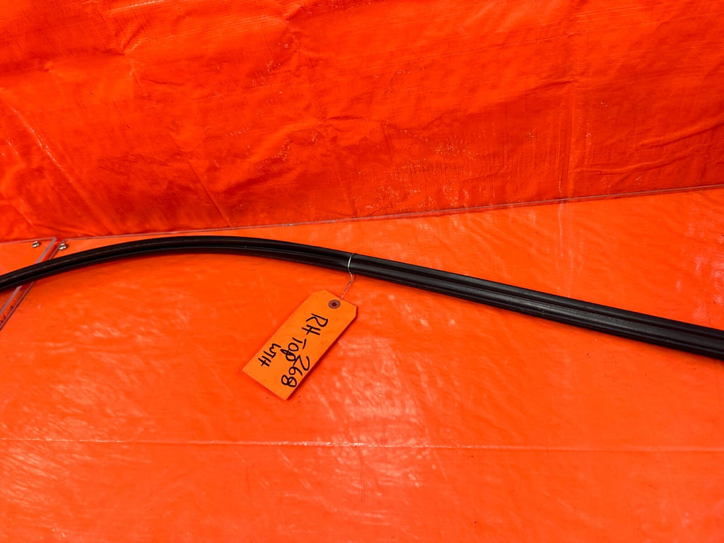 94 01 ACURA INTEGRA 2D   PASSENGER RIGHT TOP OF DOOR WEATHER STRIP OEM #2685