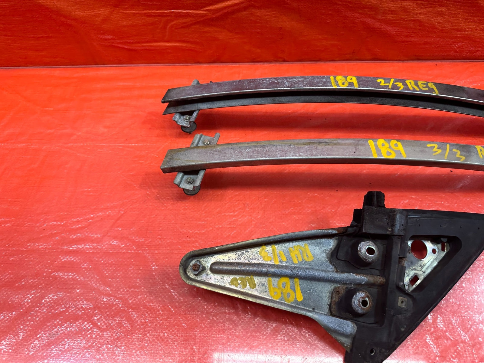 90 93 ACURA INTEGRA 2D   DOOR SASH & GUIDE WINDOW CHANNEL BRACKET SET RIGHT #1897