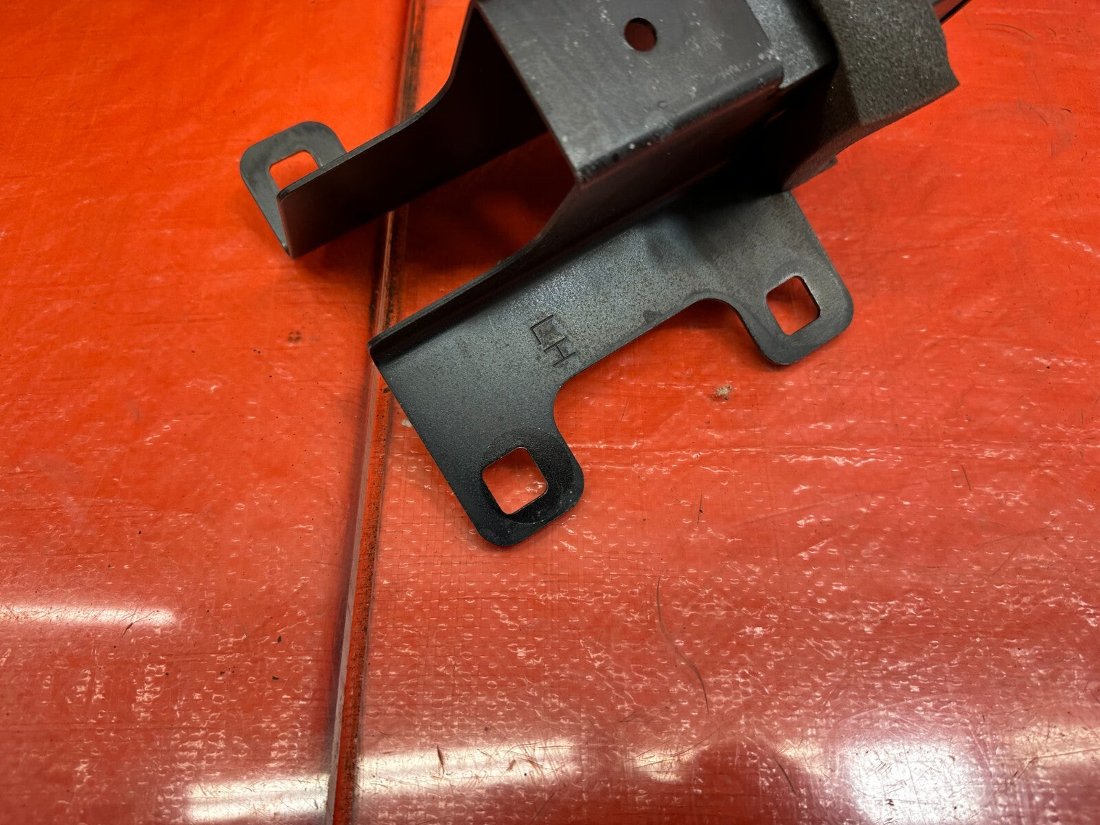 2010 10 INFINITI G37 CONVERTIBLE   LEFT  TOP BRACKET   PART # 97095 JJ50A   #2321