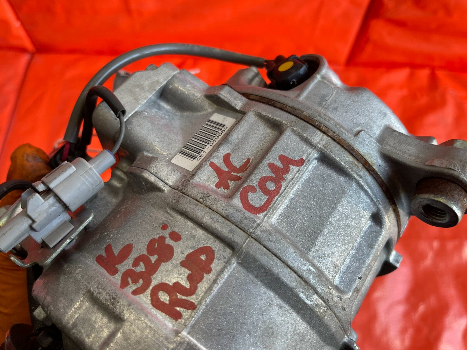 16 18 BMW 320i   HVAC AIR CONDITIONING AC COMPRESSOR   PART # 64 52 9 330 825 6