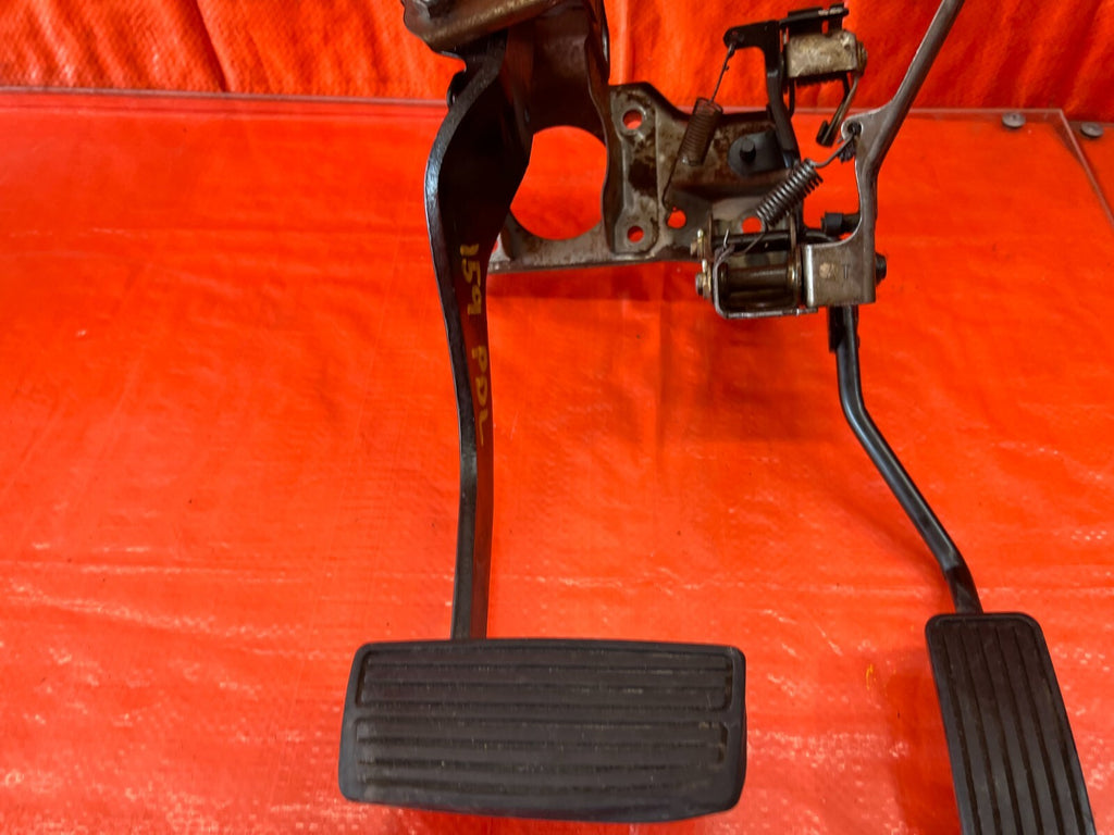 94 01 ACURA INTEGRA   AUTOMATIC TRANSMISSION MODEL   GAS AND BRAKE PEDAL OEM 1595