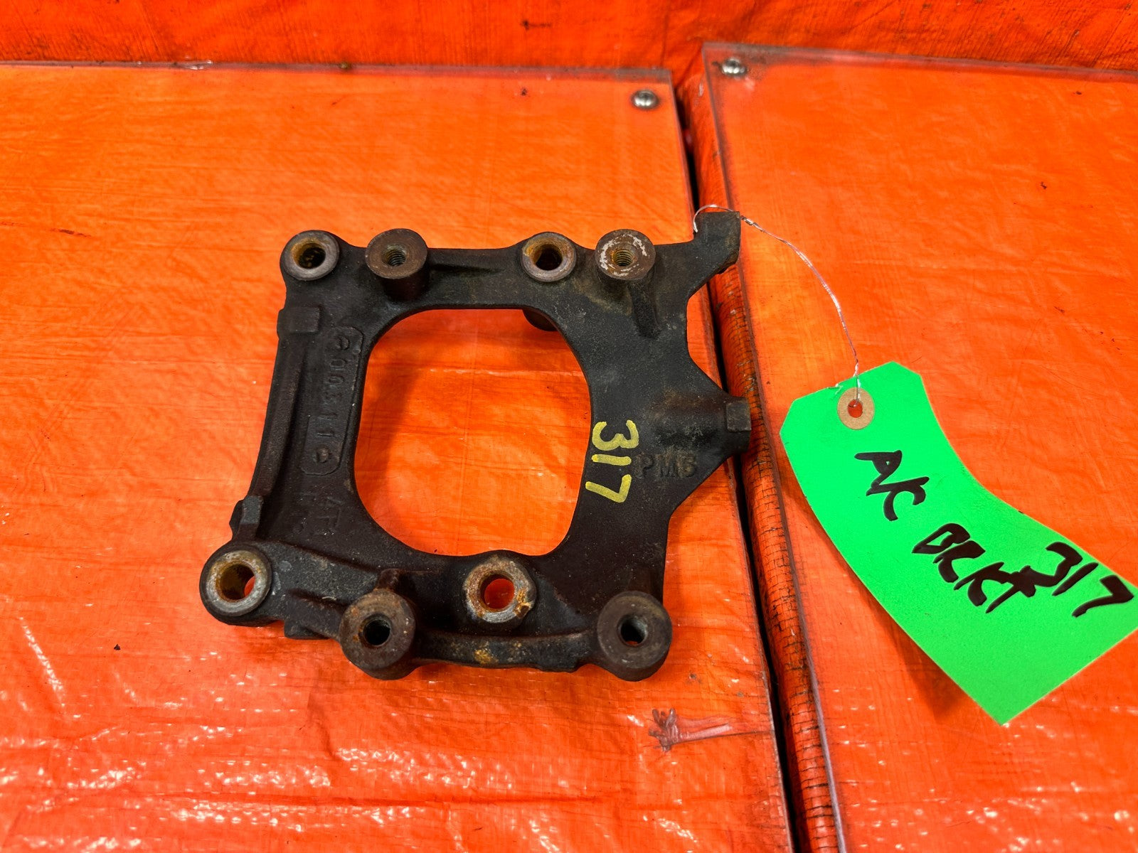 90 91 HONDA CIVIC HATCHBACK   D15B2 AIR CONDITIONING AC COMPRESSOR PUMP BRACKET0