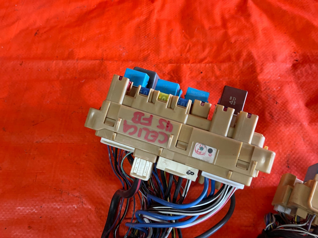 2003 03 TOYOTA CELICA   GT S   UNDER HOOD ENGINE BAY FUSE BOX PANEL   OEM OE5