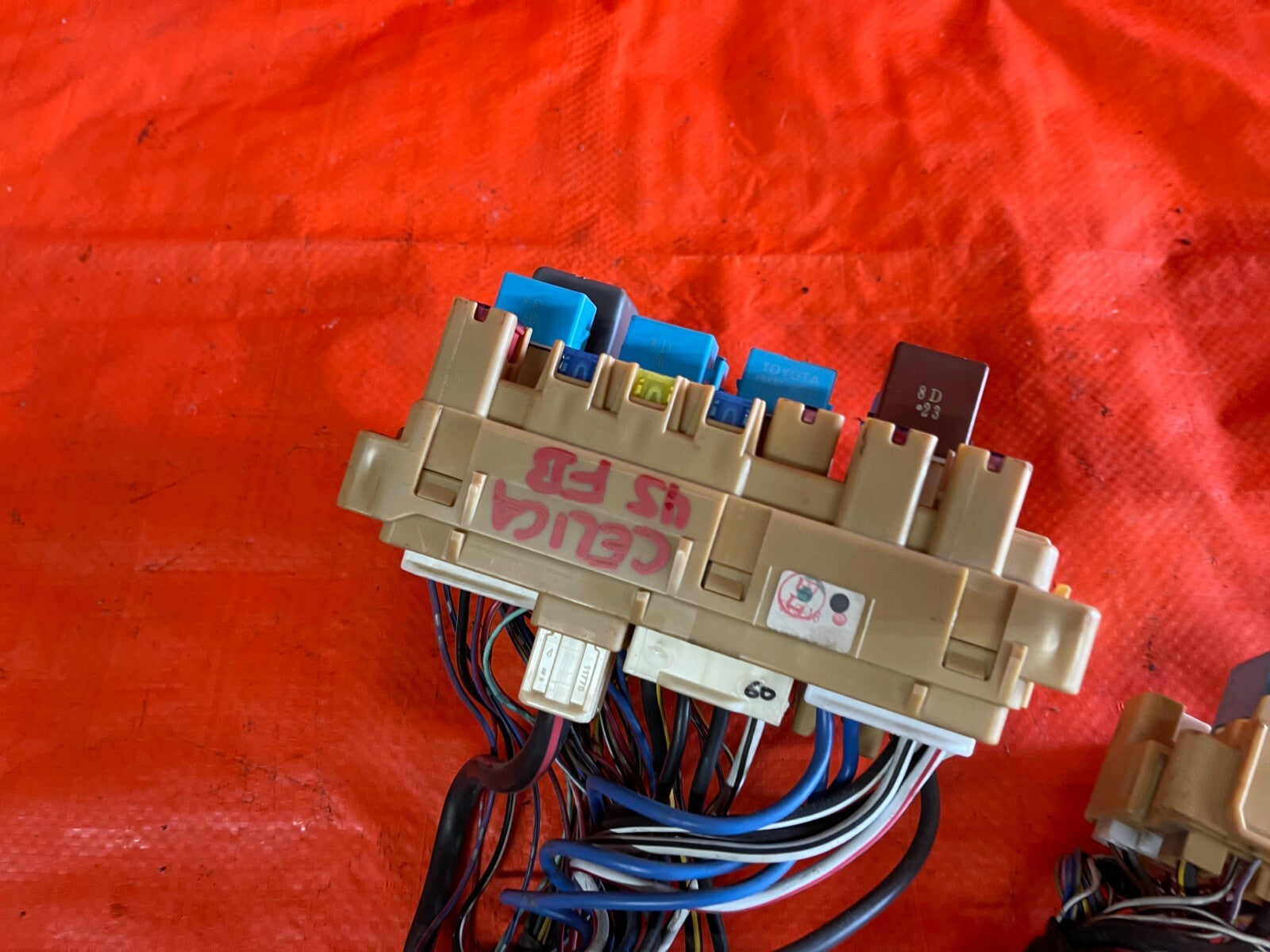 2003 03 TOYOTA CELICA   GT S   UNDER HOOD ENGINE BAY FUSE BOX PANEL   OEM OE5