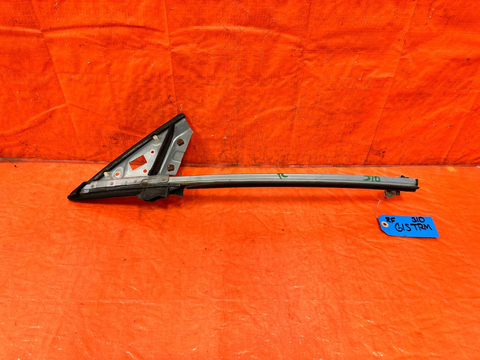 09 15 INFINITI G37 CONVERTIBLE   RIGHT   DOOR SASH GUIDE TRIANGLE OEM 3100