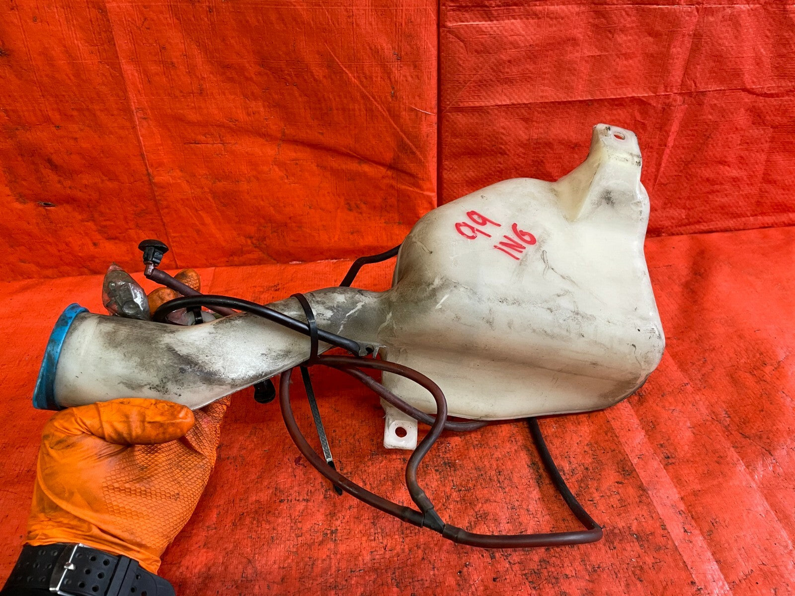 96 01 ACURA INTEGRA SEDAN   WINDSHIELD WIPER RESERVOIR TANK W/ LINES & MOTOR OEM7