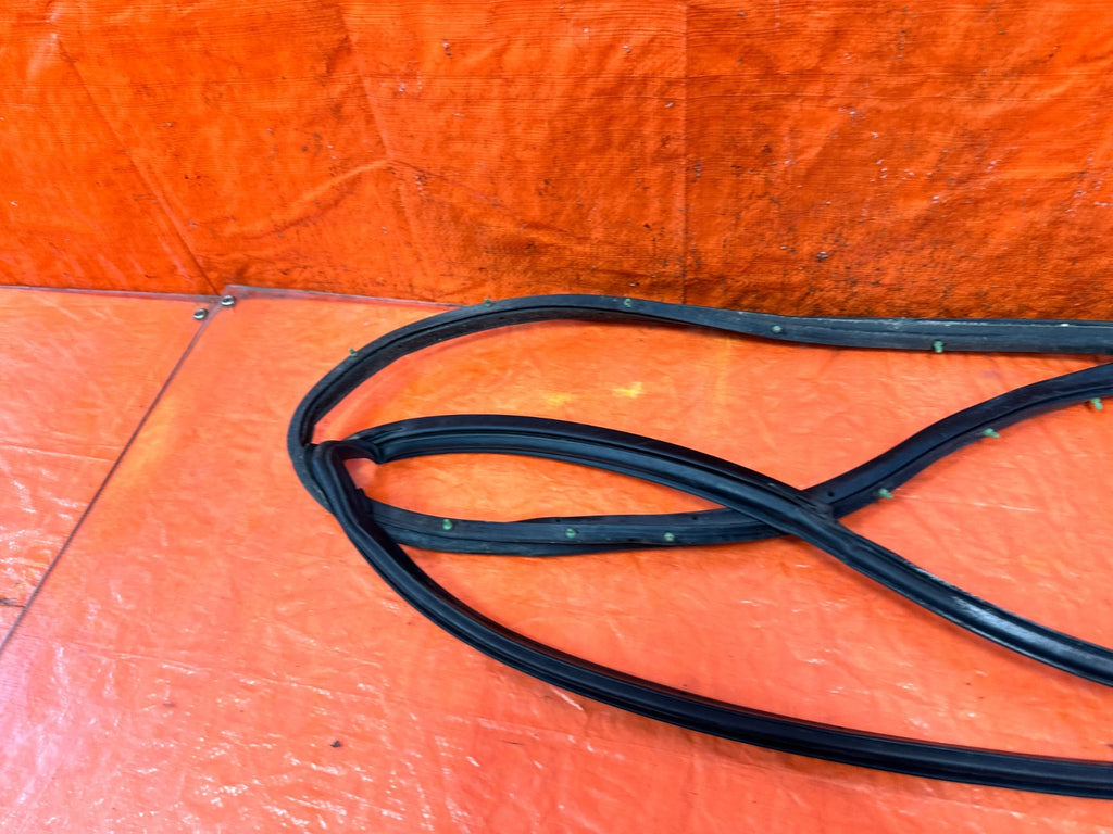 90 91 HONDA CIVIC HATCHBACK   RIGHT FRONT   DOOR WEATHER STRIP   OEM 3276