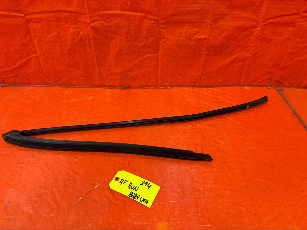 93 97 HONDA DEL SOL   PASSENGER RIGHT FRONT WINDOW GLASS RUN CHANNEL   OEM #2940