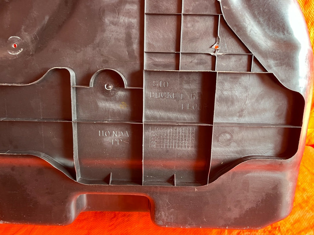 97 01 HONDA CR V CRV   INTERIOR REAR TRUNK / HATCH STORAGE FLOOR BOX OEM OE #679