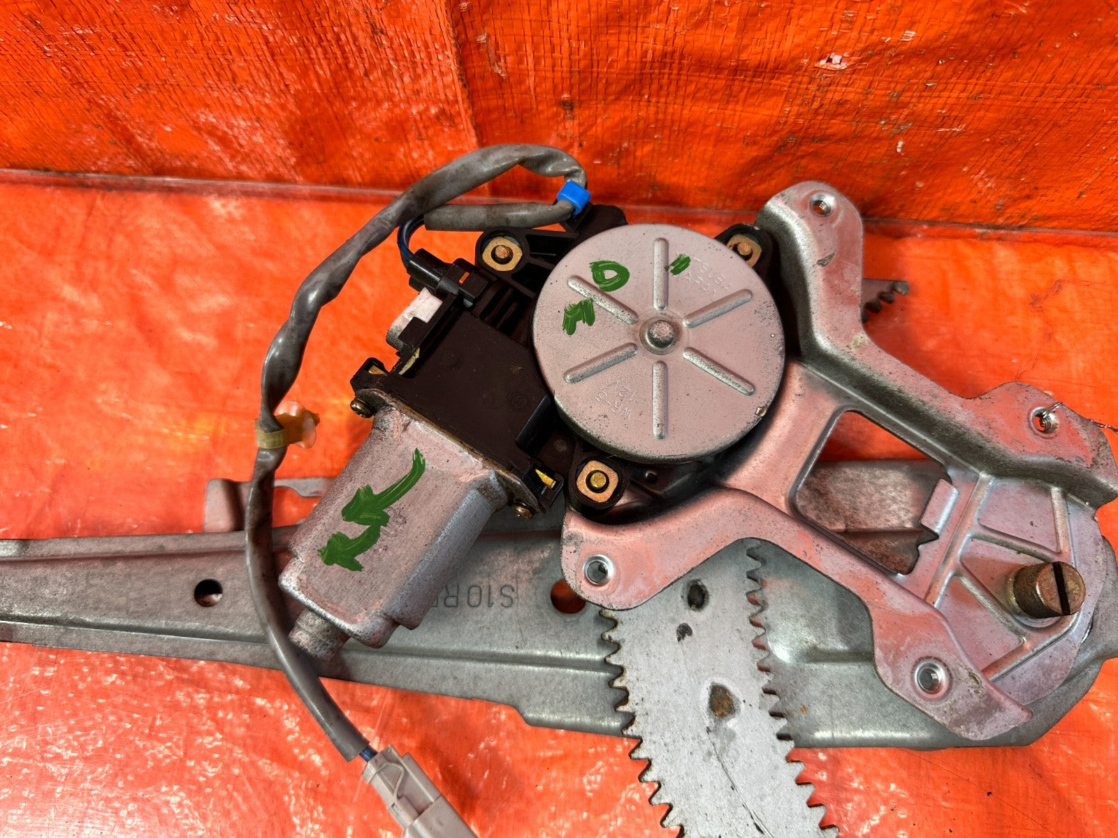 97 01 HONDA CR V CRV PASSENGER RIGHT REAR WINDOW REGULATOR W/ MOTOR   OEM #3012