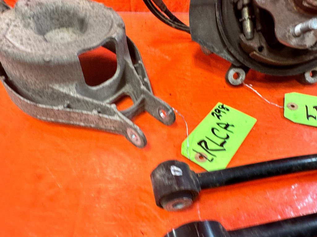 03 07 INFINITI G35 COUPE   LEFT REAR SPINDLE KNUCKLE HUB W/ ALL CONTROL ARMS 2987
