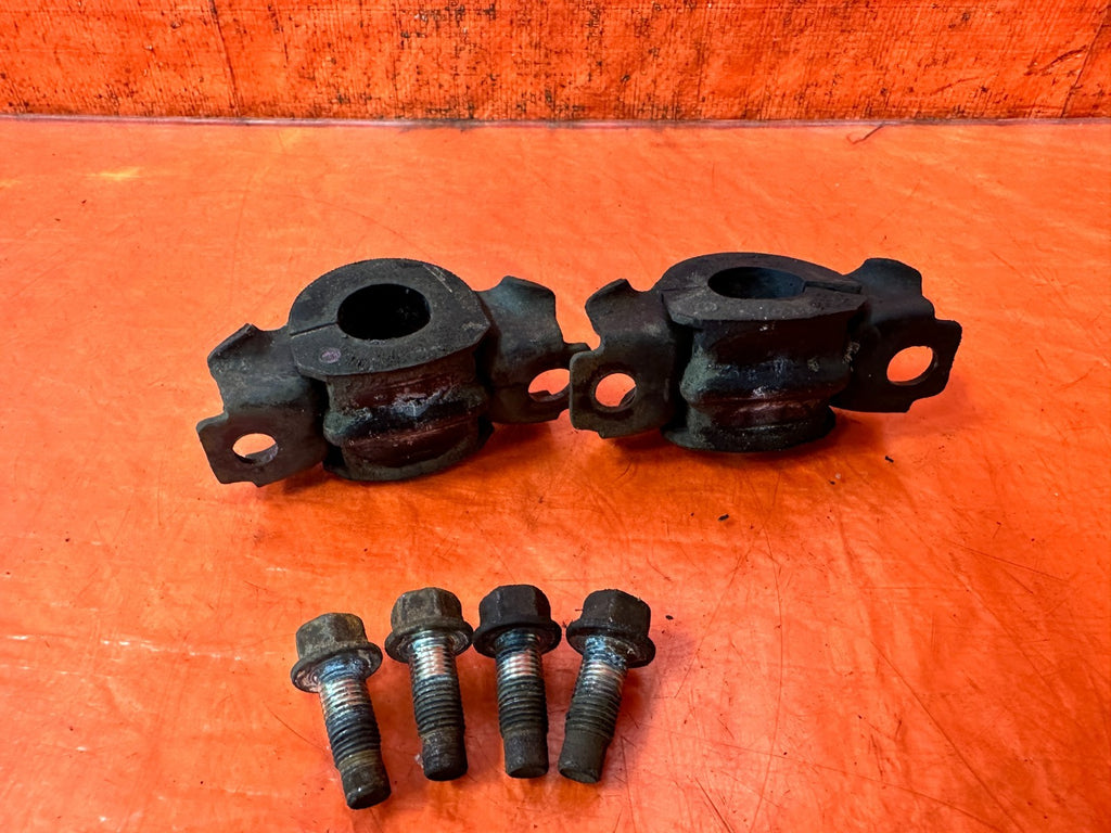 08 15 INFINITI G37 & Q60 COUPE   LEFT & RIGHT REAR SWAY BAR BRACKETS   OEM #3294