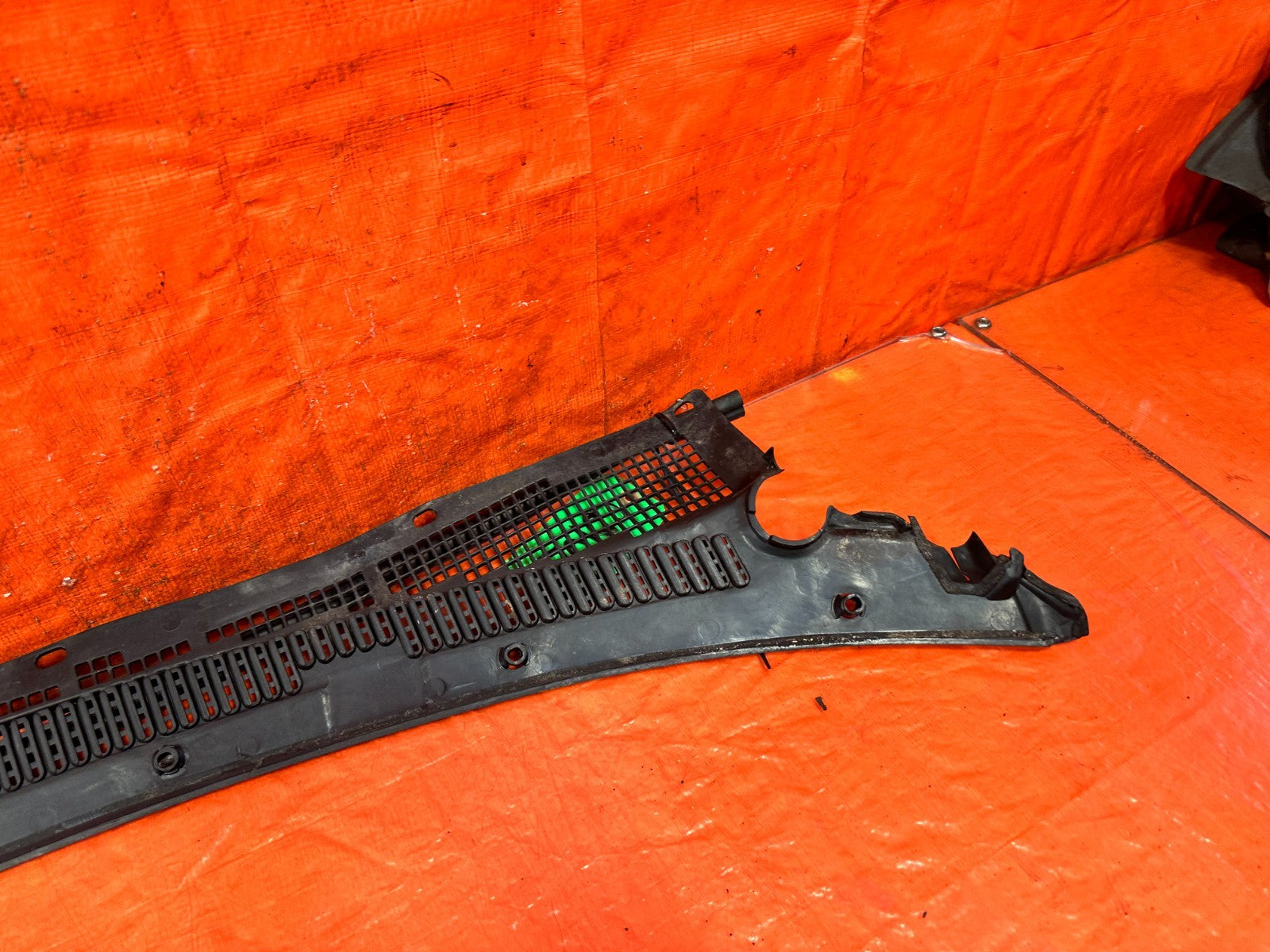 90 91 HONDA CIVIC HATCHBACK   WINDSHIELD WIPER COWL TRIM PLASTIC   OEM 31710
