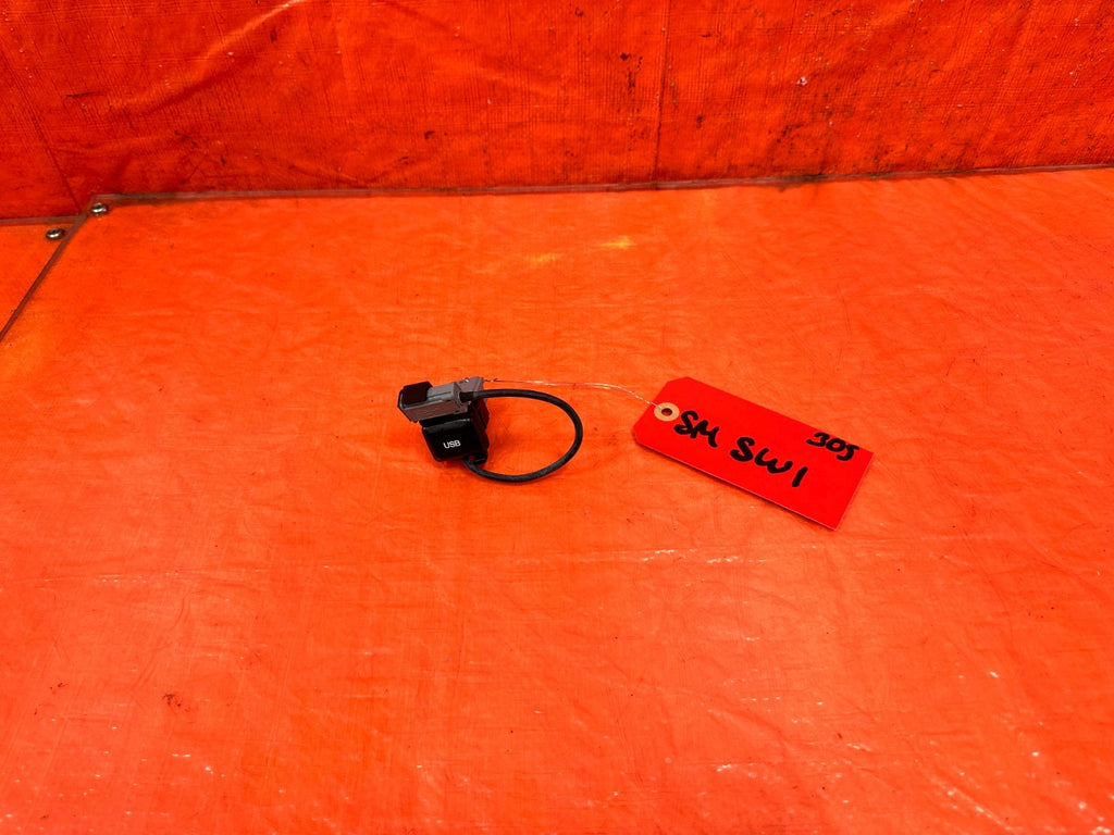 11 14 ACURA TSX   USB ADAPTER PORT   OEM FACTORY #3050