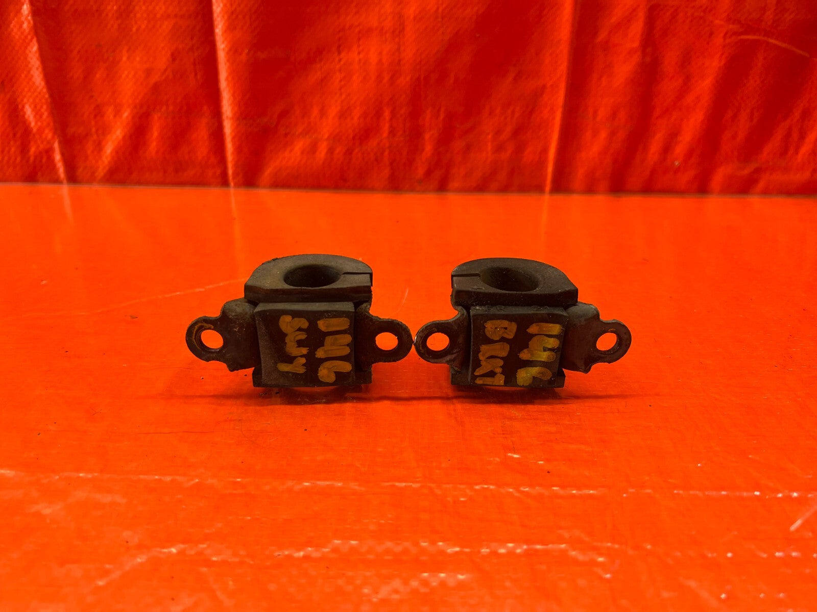 93 97 HONDA DEL SOL   FRONT SWAY BAR MOUNTING BRACKET LEFT OR RIGHT   OEM #1466