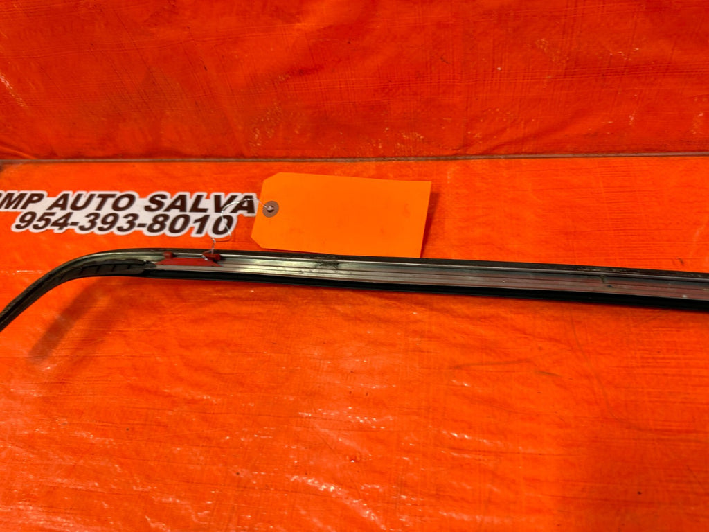 93 97 HONDA DEL SOL   PASSENGER RIGHT WINDSHIELD TRIM   OEM FACTORY #2569
