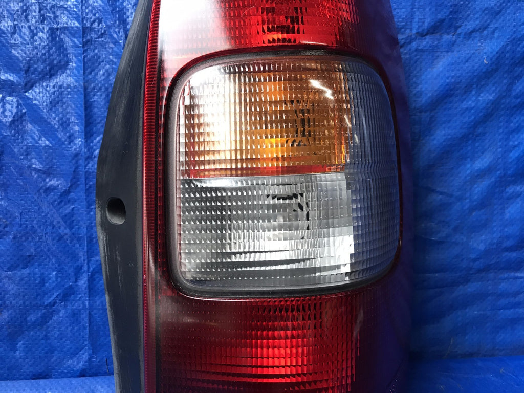 OEM 2000 2001 2002 2003 CHEVROLET SILHOUETTE PASSENGER RIGHT TAIL LIGHT 104066122