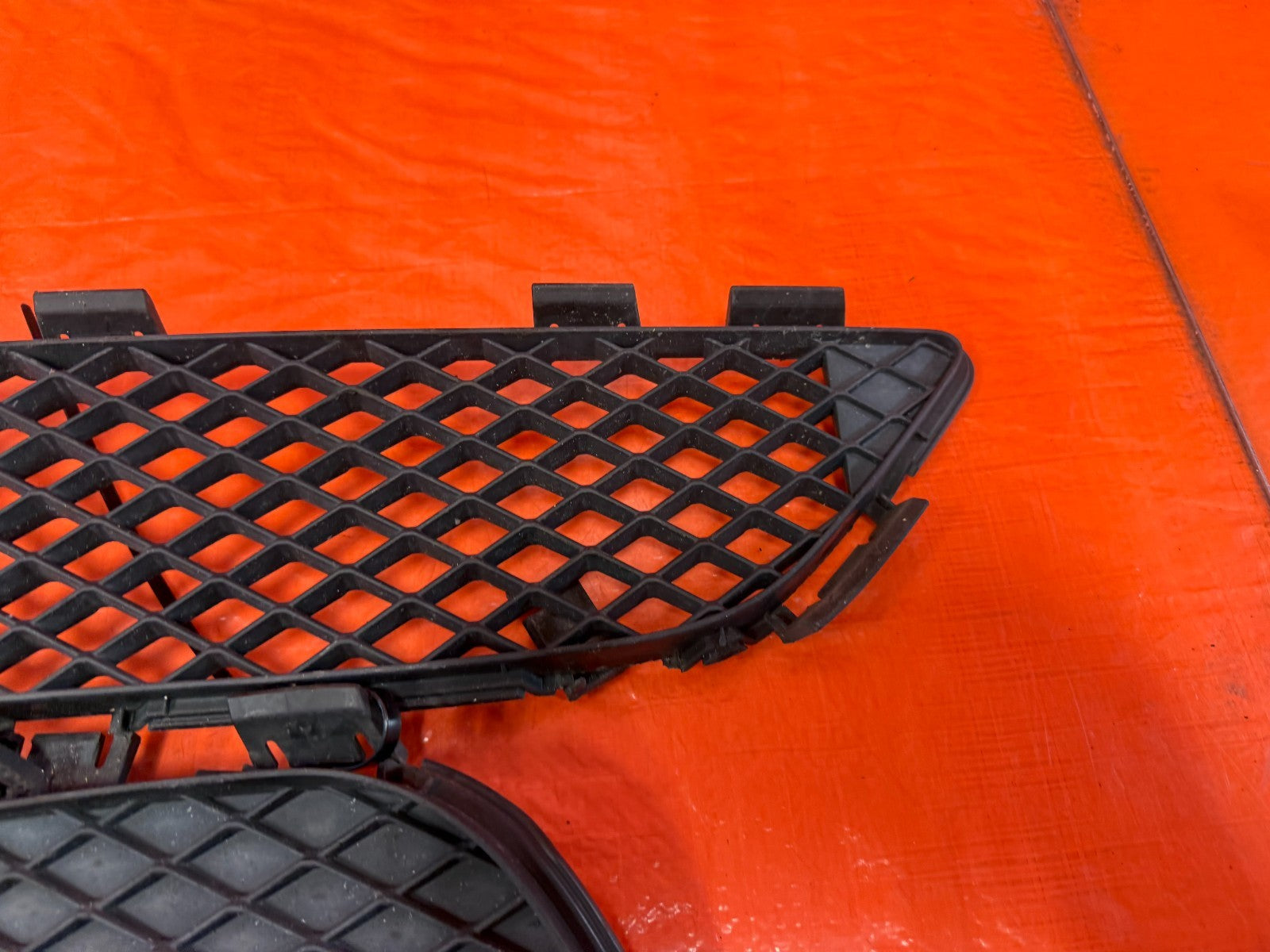 08 10 INFINITI G37 2D COUPE   SPORT MODEL   FRONT BUMPER LOWER GRILLE   OEM 3286