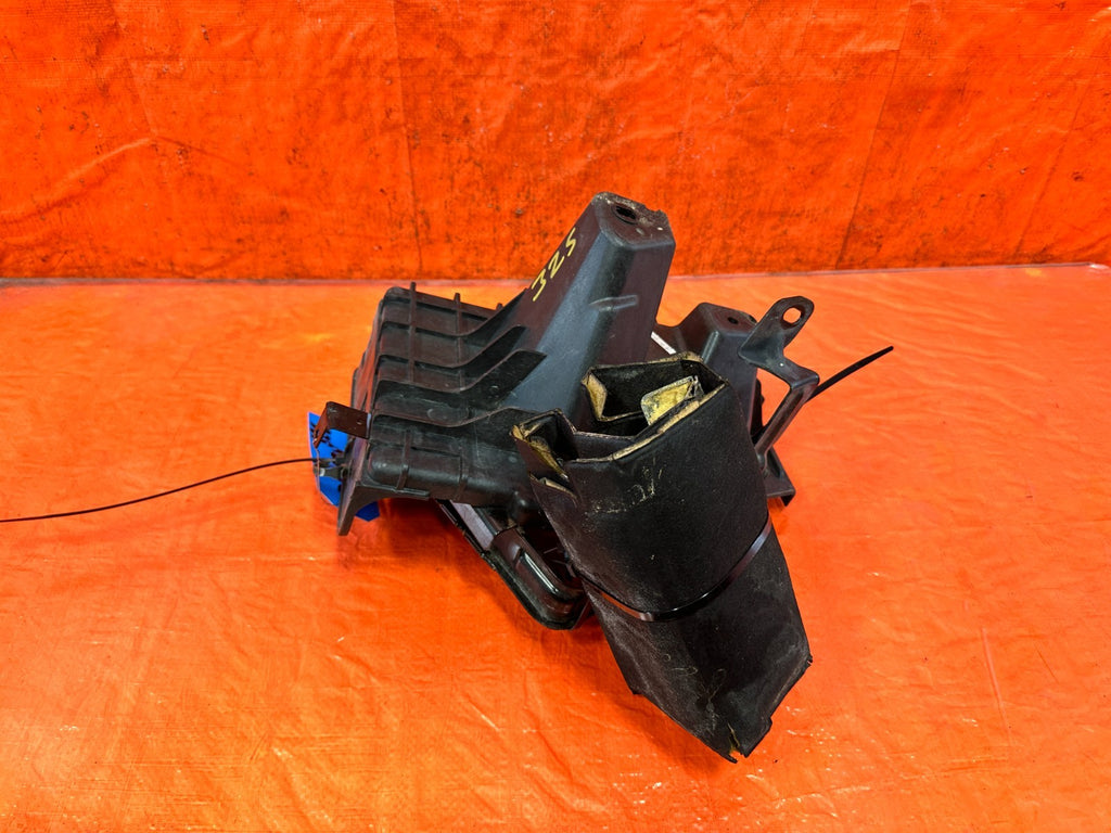 10 16 HYUNDAI GENESIS COUPE 3.8L BATTERY TRAY MOUNTING BRACKET W/ COVER OEM #3253