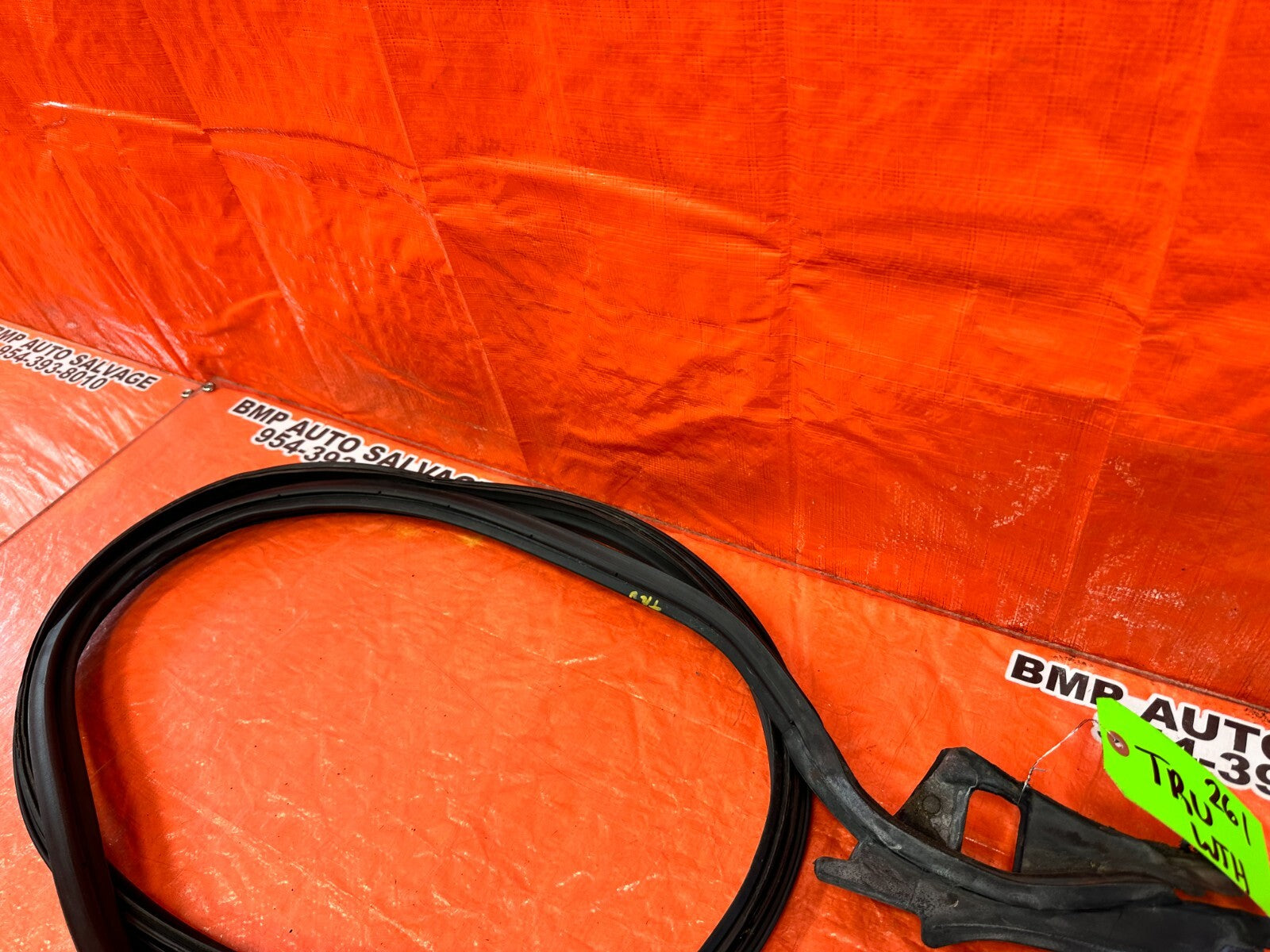 02 10 LEXUS SC430   REAR CONVERTIBLE TOP WEATHER STRIP RUBBER GASKET   OEM #2617