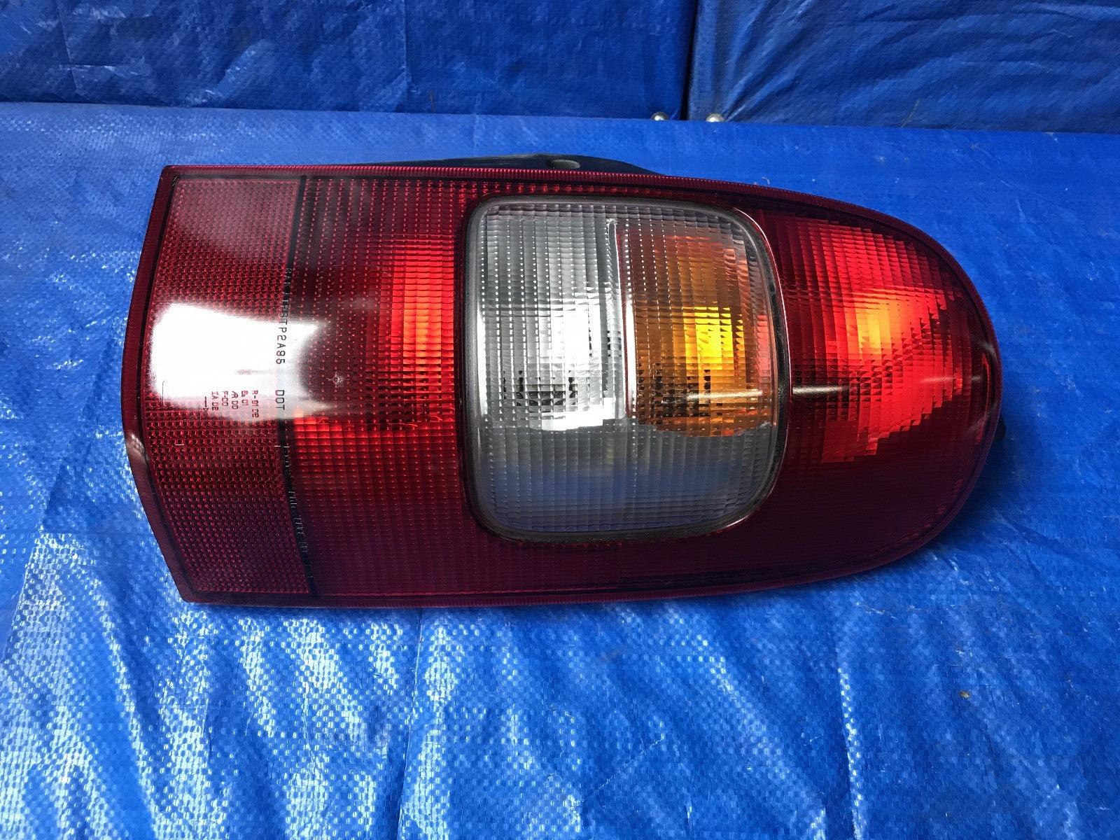 OEM 2000 2001 2002 2003 CHEVROLET SILHOUETTE PASSENGER RIGHT TAIL LIGHT 104066125