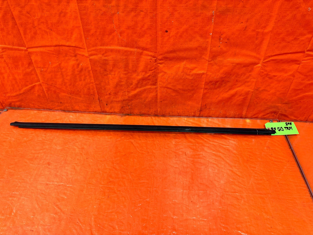 03 07 INFINITI G35 COUPE   PASSENGER RIGHT EXTERIOR WINDOW GLASS TRIM   OEM 2980