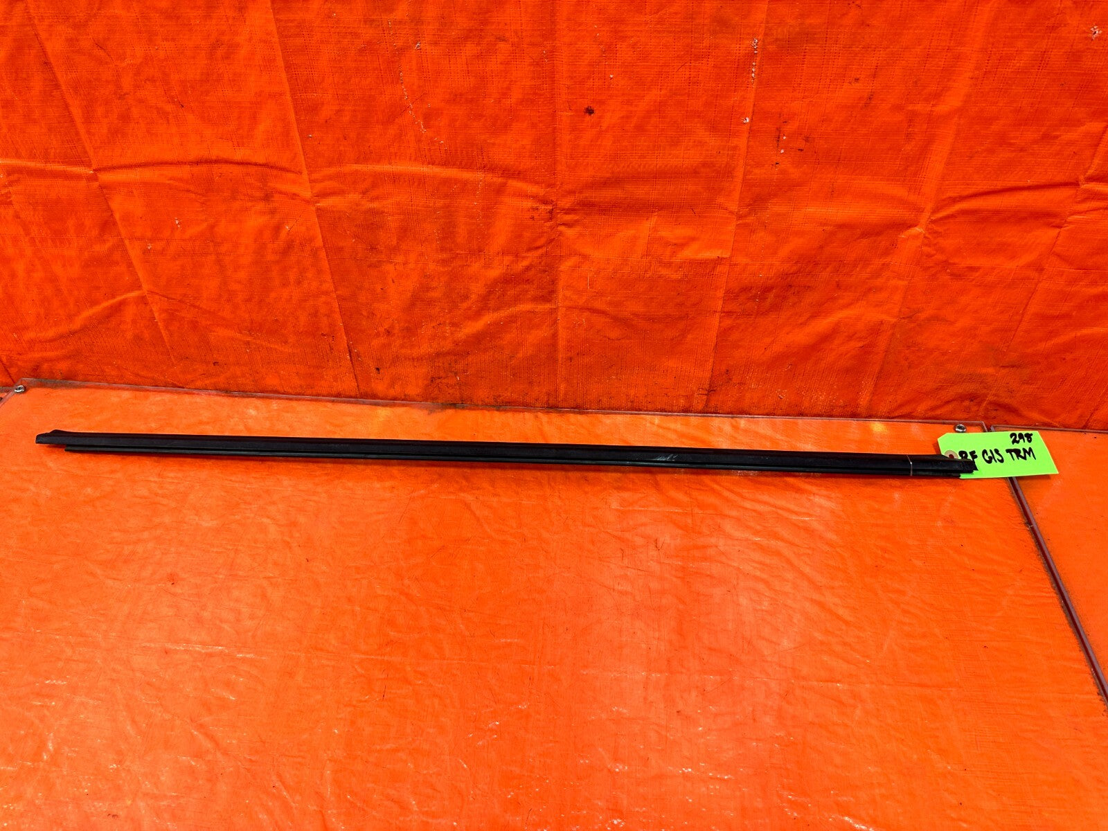 03 07 INFINITI G35 COUPE   PASSENGER RIGHT EXTERIOR WINDOW GLASS TRIM   OEM 2980