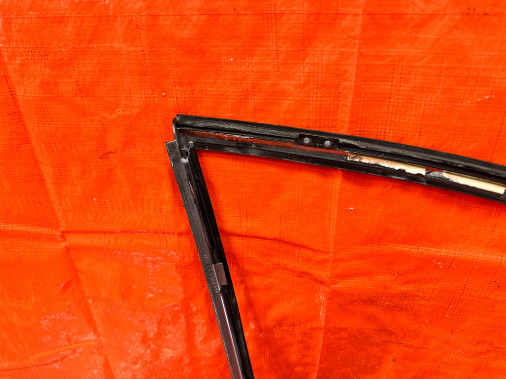 92 00 LEXUS SC300   PASSENGER RIGHT REAR QUARTER GLASS TRIM   OEM FACTORY #27615