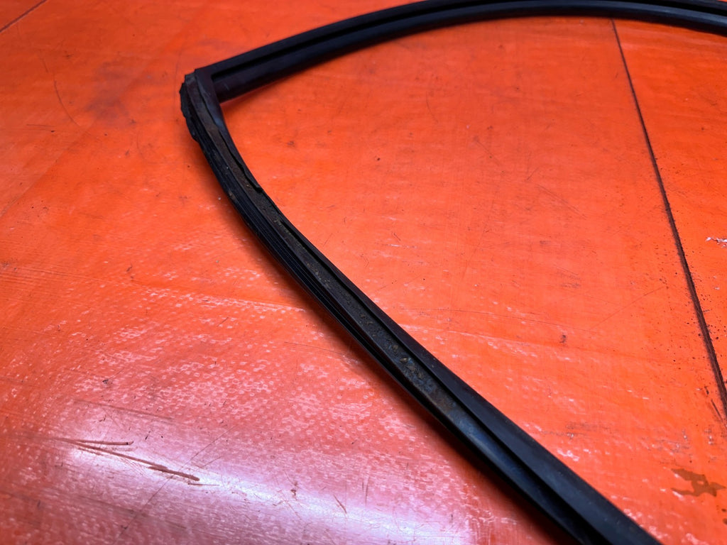 94 01 ACURA INTEGRA 2D LEFT DRIVER DOOR WINDOW RUN CHANNEL SEAL OEM #33110