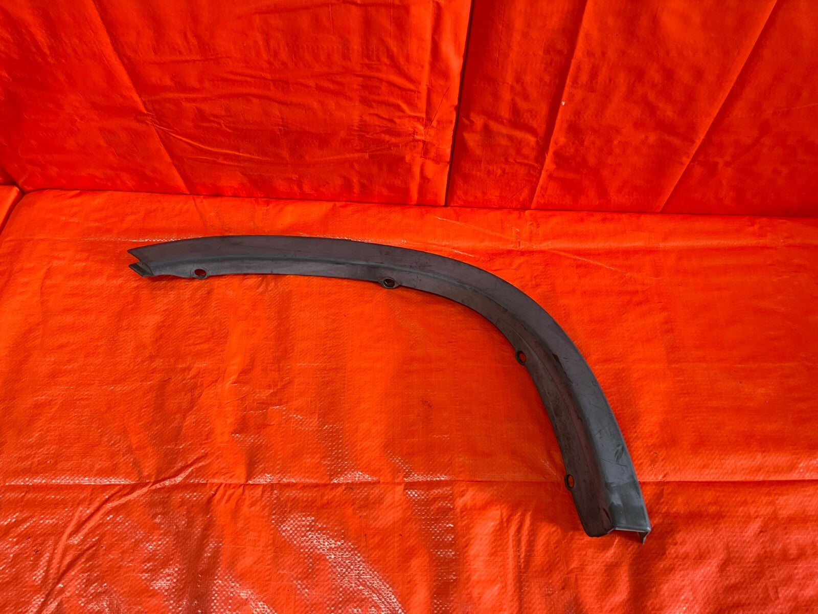 97 01 HONDA CR V CRV   PASSENGER RIGHT REAR   OVER FENDER TRIM PLASTIC   OEM OE0
