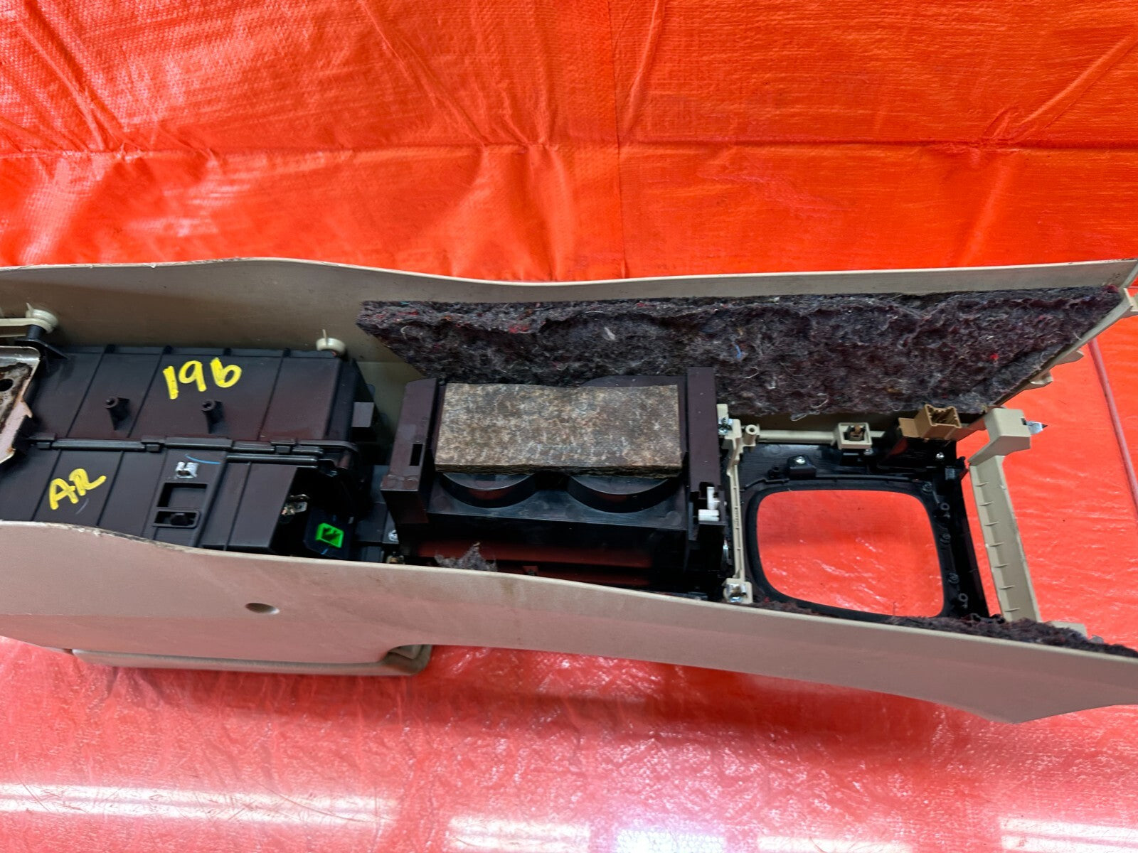 04 08 ACURA TSX   ARM REST / CENTER CONSOLE STORAGE COMPARTMENT BIN TAN OEM #19621