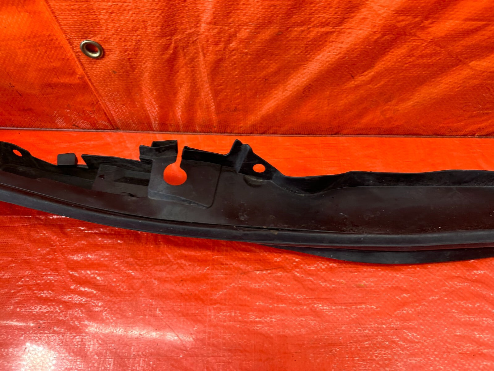 07 13 INFINITI G35 G37 SEDAN   RUBBER FENDER TRIM HOOD SEAL   RIGHT   OEM #2385