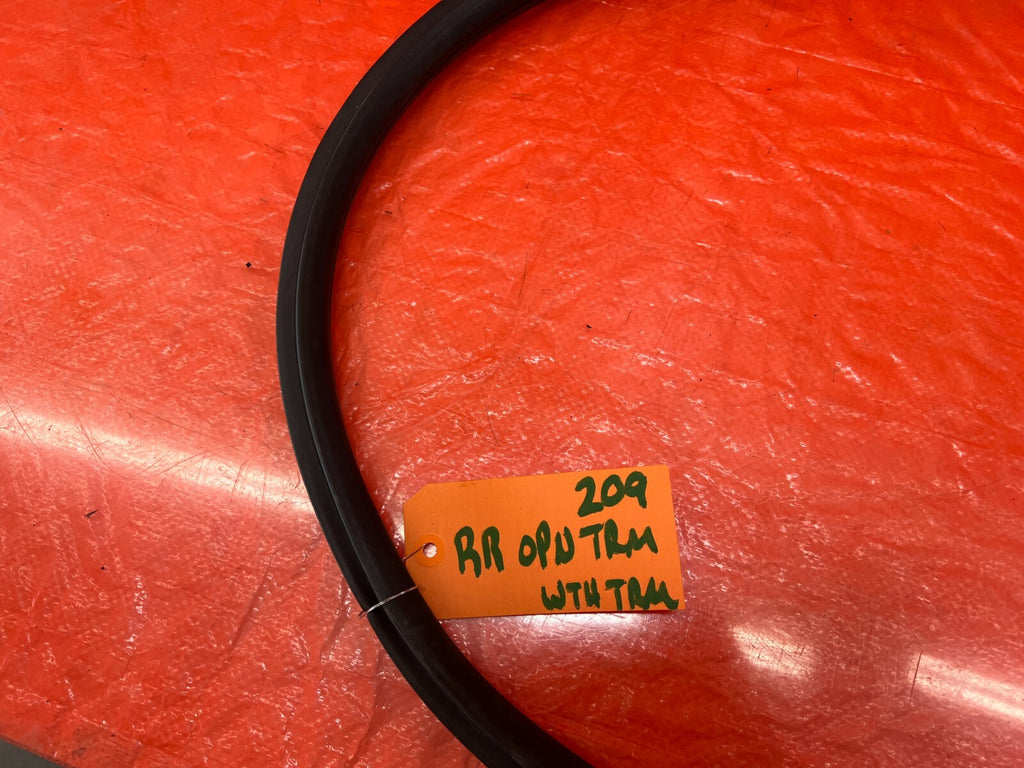 04 08 ACURA TSX   RIGHT REAR   DOOR TO CHASSIS WEATHER STRIP OPEN TRIM OEM #2098