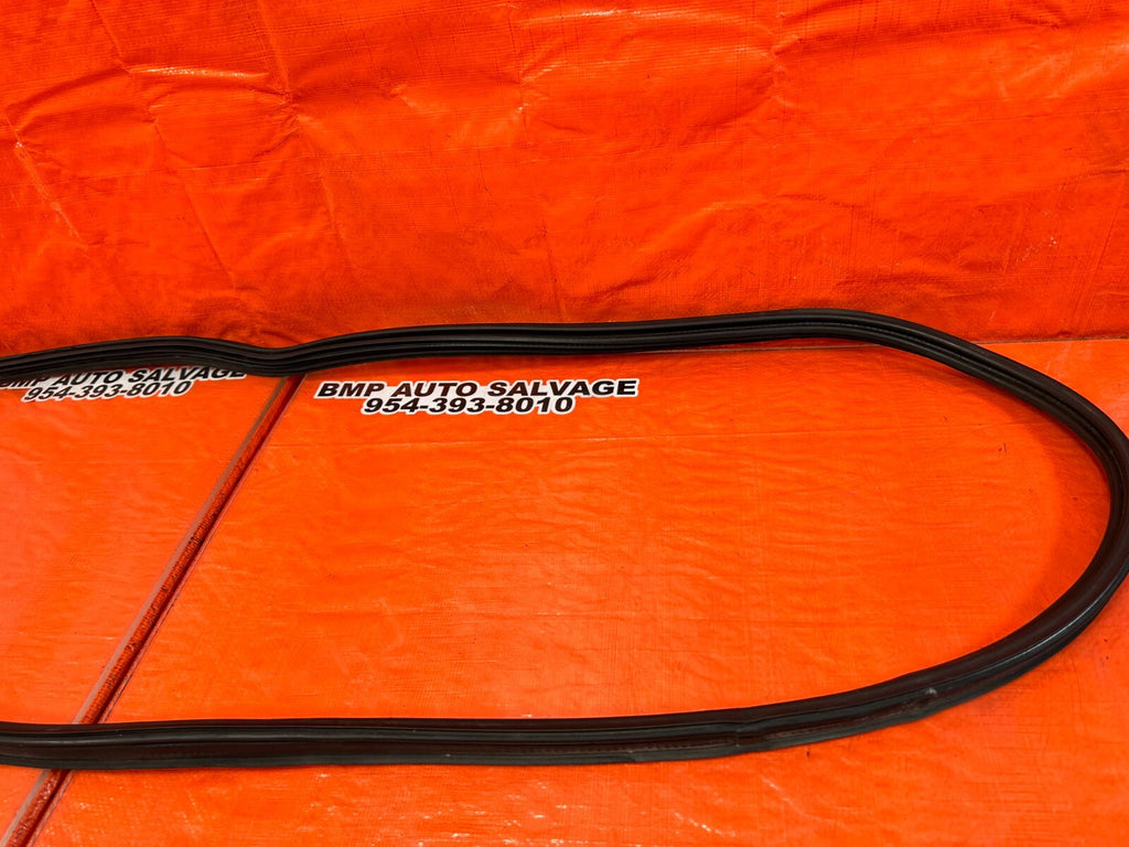 02 05 HONDA CIVIC SI EP3 HATCH TAILGATE TRUNK HATCH LATCH WEATHER TRIM STRIP 2585