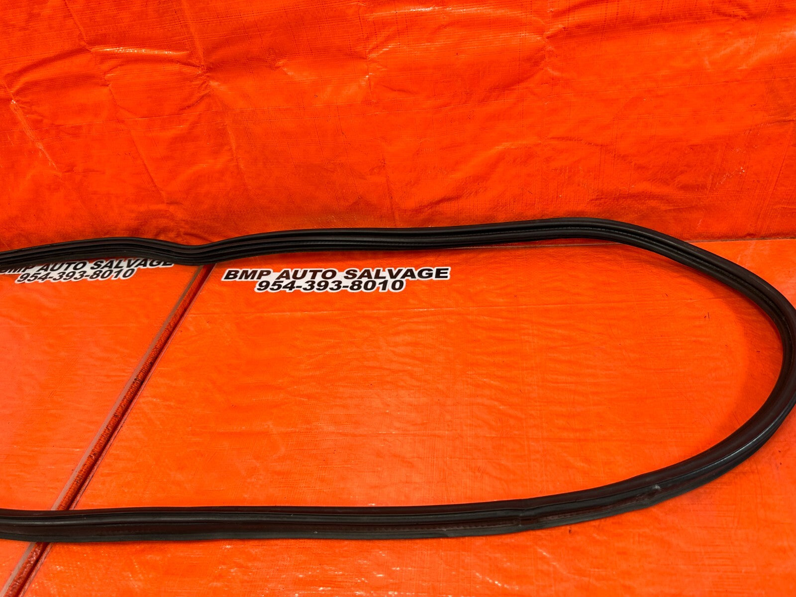 02 05 HONDA CIVIC SI EP3 HATCH TAILGATE TRUNK HATCH LATCH WEATHER TRIM STRIP 2585