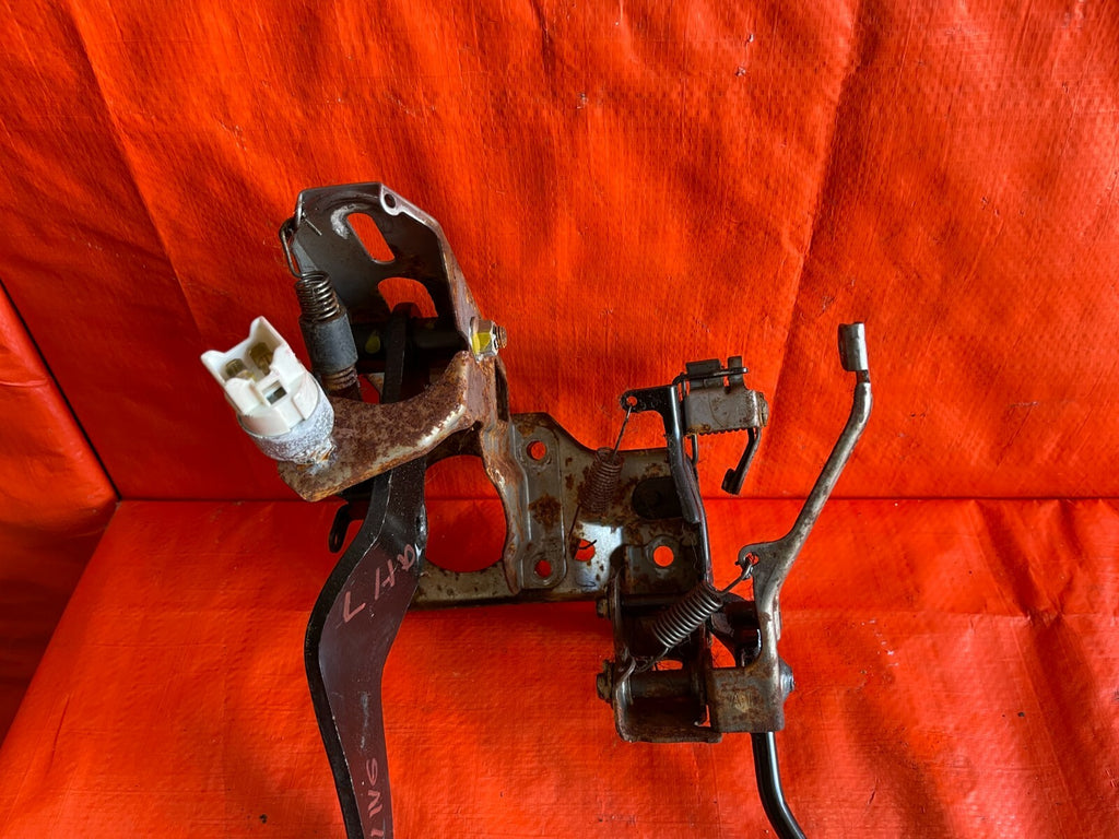 94 01 ACURA INTEGRA   AUTOMATIC TRANSMISSION MODEL   GAS AND BRAKE PEDAL SET OEM4