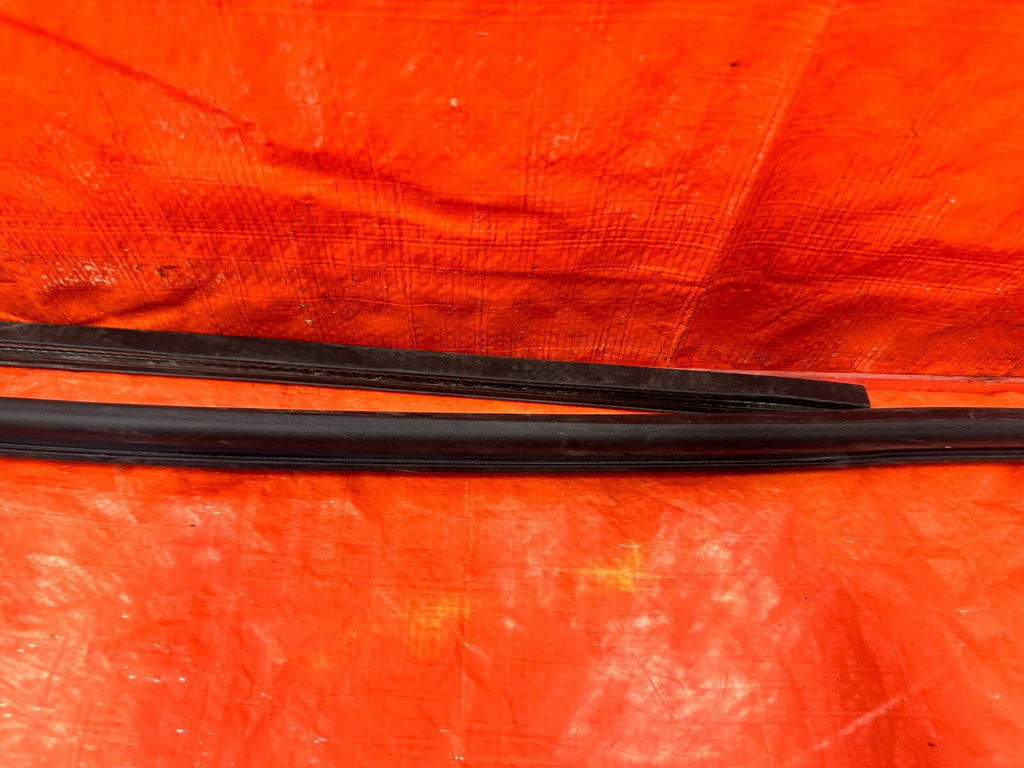 08 14 SUBARU IMPREZA WRX WAGON   DRIVER LEFT REAR DOOR WEATHER STRIP GASKET 2833