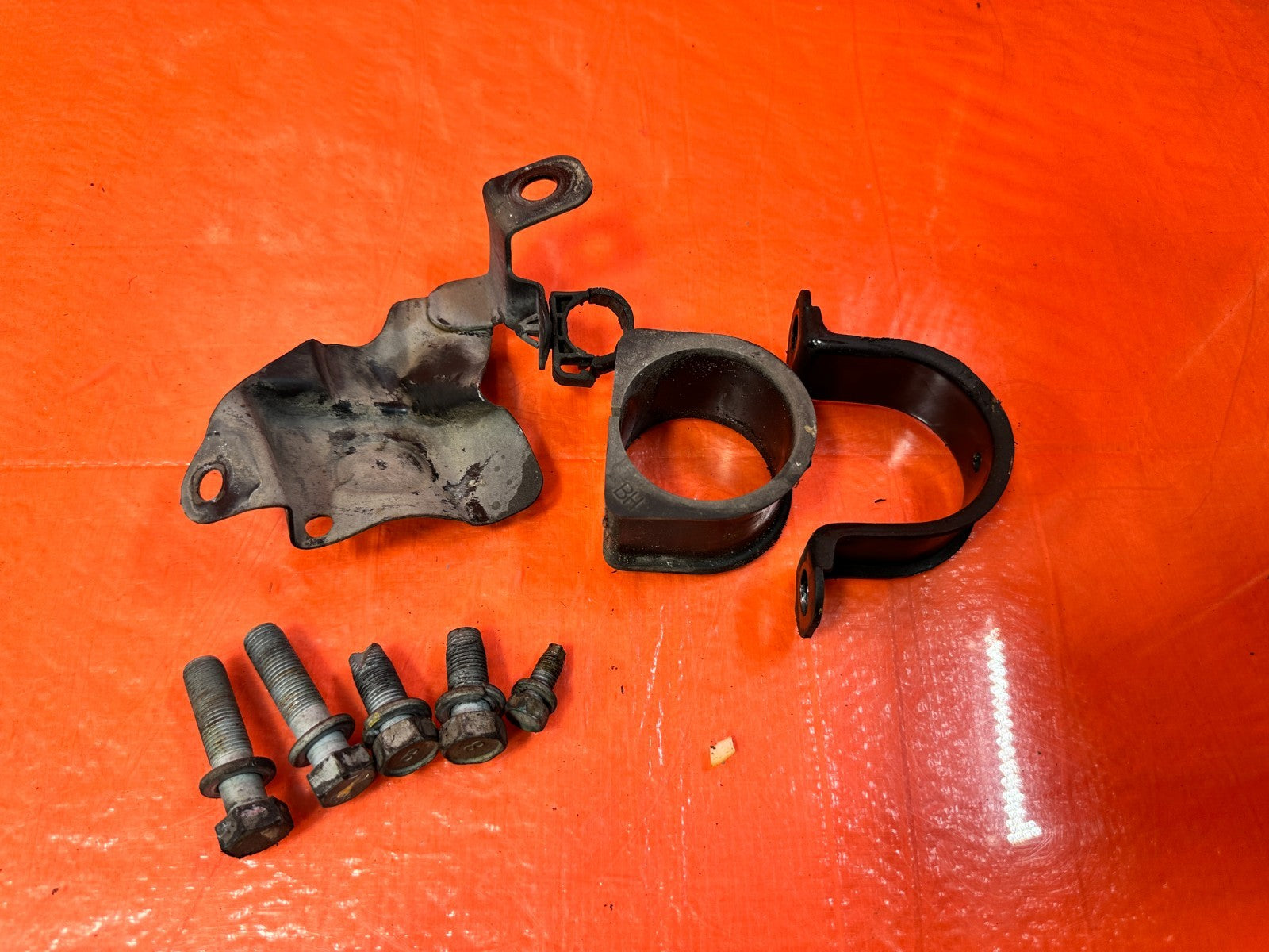 13 16 HYUNDAI GENESIS COUPE   POWER STEERING RACK MOUNTING BRACKET BRACE OEM 3261