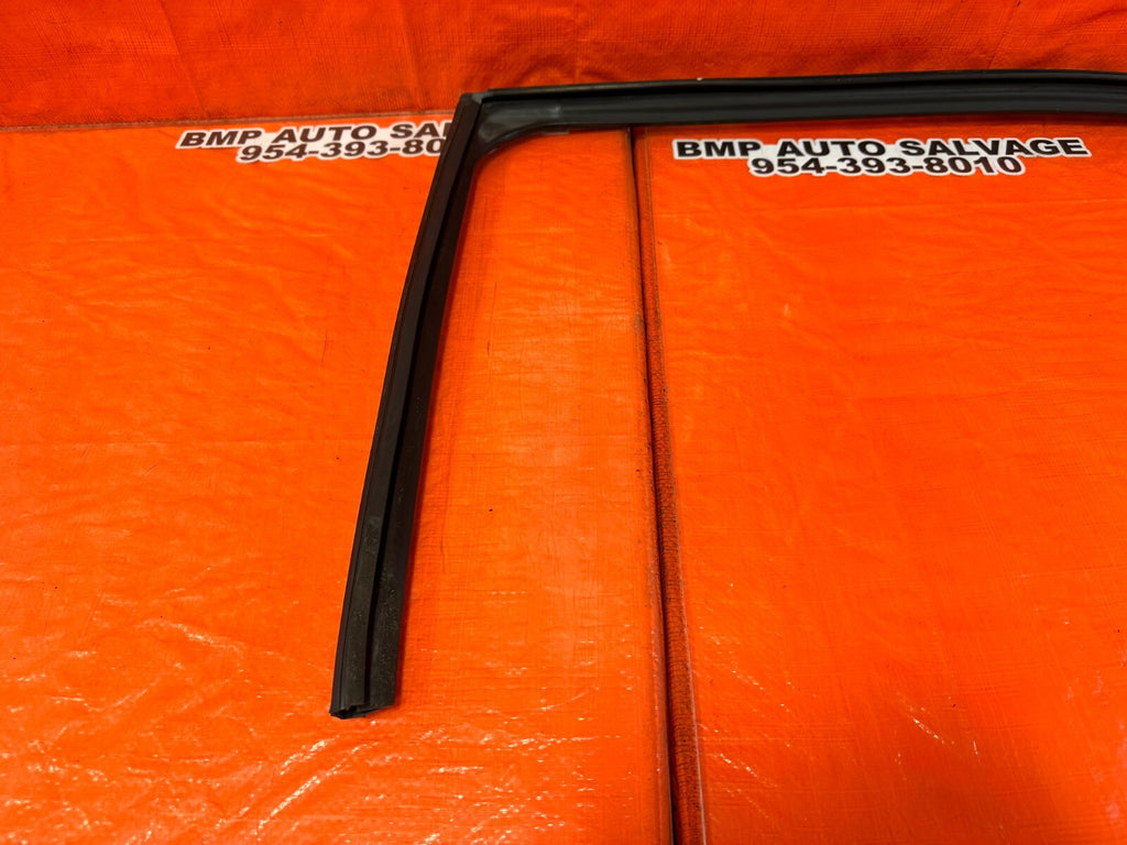 04 08 ACURA TSX   DRIVER LEFT REAR WINDOW GLASS RUN CHANNEL   OEM #2559