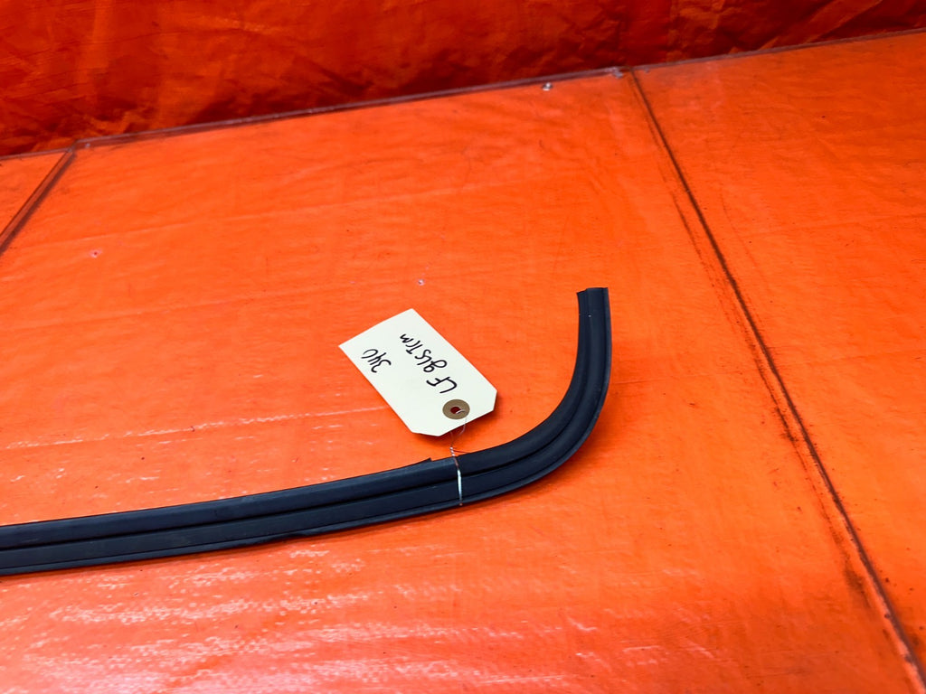 94-01 ACURA INTEGRA 4D SEDAN LEFT DRIVER WINDSHIELD WEATHERSTRIP SEAL #3406