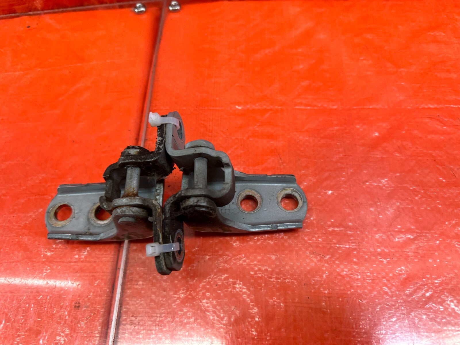 02 05 HONDA CIVIC SI EP3 HATCHBACK DOOR HINGE SET UPPER & LOWER   LEFT   OEM 2135