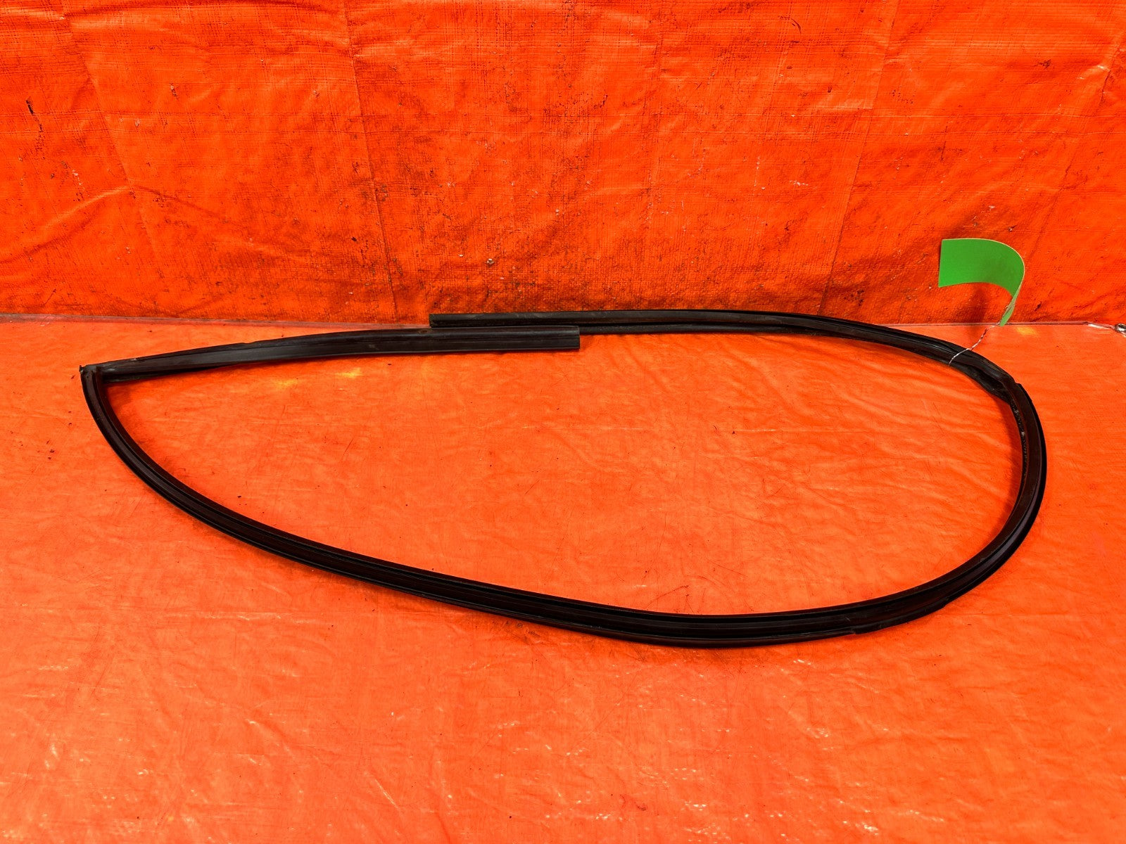 90 91 HONDA CIVIC HATCHBACK   RIGHT WINDOW GLASS DOOR RUN CHANNEL OEM 3171