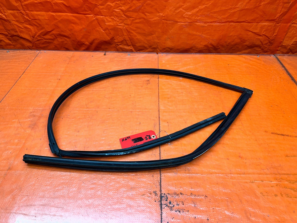 92 95 HONDA CIVIC 2D   PASSENGER RIGHT DOOR WINDOW RUN CHANNEL SEAL   OEM #33313