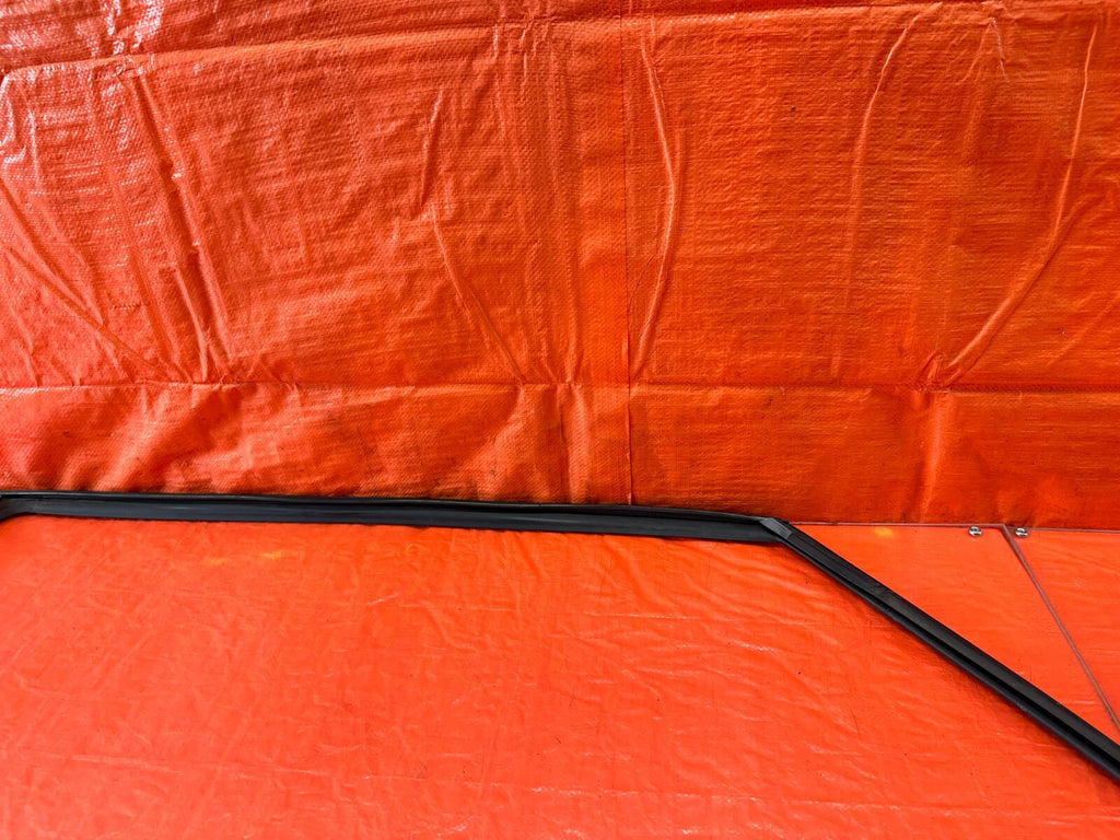 04 08 ACURA TL   PASSENGER RIGHT FRONT WINDOW GLASS RUN CHANNEL   OEM #2343