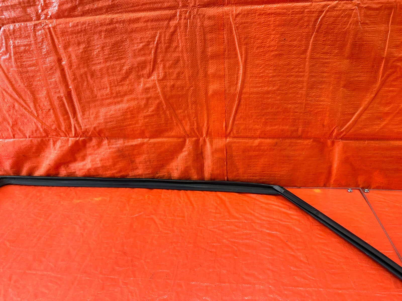 04 08 ACURA TL   PASSENGER RIGHT FRONT WINDOW GLASS RUN CHANNEL   OEM #2343