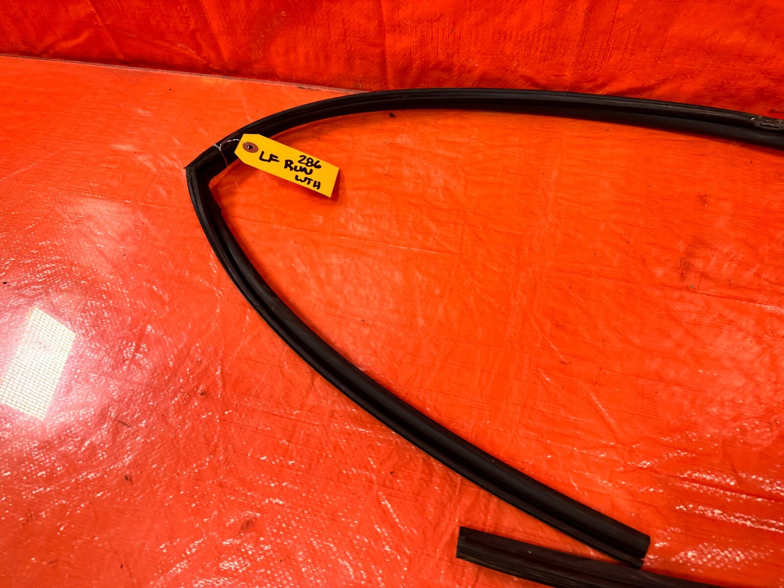 06 11 HONDA CIVIC 2D COUPE   DRIVER LEFT WINDOW GLASS RUN CHANNEL   OEM #2865